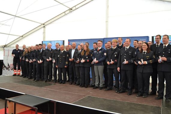 Ehrenamtliche Feuerwehrkräfte ehrenvoll ausgezeichnet, Minister betont wichtige Rolle für Sicherheit und Schutz.