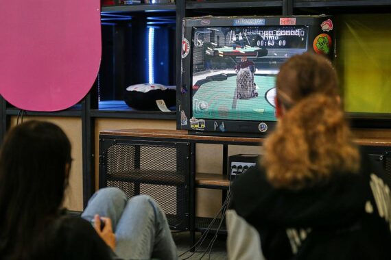 Kinder spielen mit verschiedenen Spielen, symbolisieren den Einfluss der hessischen Games-Projekte.