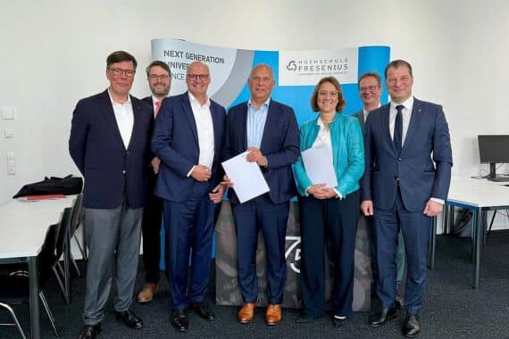 Bild: Studenten arbeiten an digitalen Sicherheitsprojekten im Labor der Hochschule Fresenius.