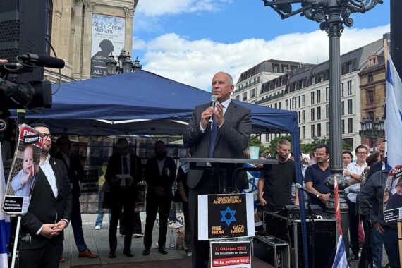 Roman Poseck spricht auf Versammlung gegen Antisemitismus, jüdische Gemeinschaften demonstrieren für Schutz.