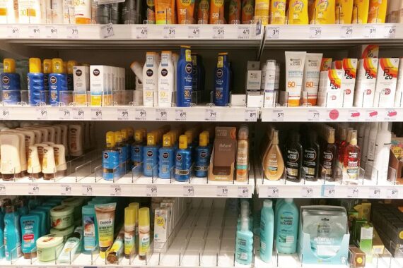 Sonnencreme auf einem Tisch, symbolisiert Schutz vor der Hitze und Gesundheitsvorsorge.