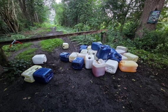 Illegal entsorgte Kanister mit unbekannten Flüssigkeiten im Naturschutzgebiet Bargteheider Moor.