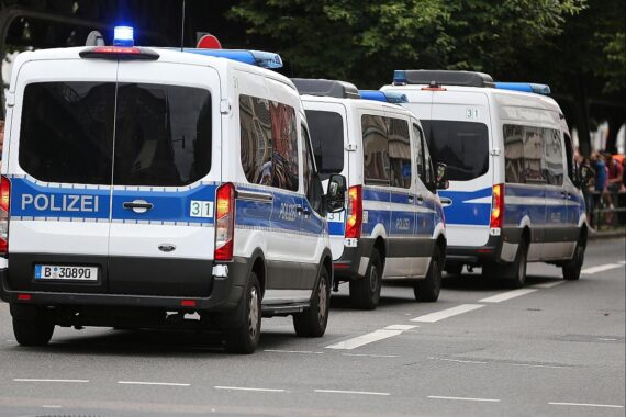 Polizeiautos bei einem Einsatz gegen internationale Telefonbetrüger in Stuttgart.