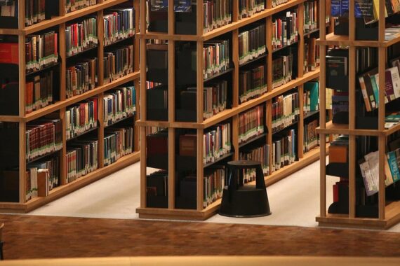 Ein historisches Schloss mit Bibliothek, symbolisiert kulturellen Austausch und kreative Stipendien für Künstler.