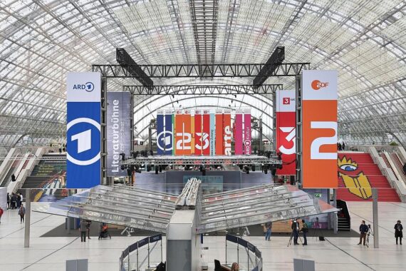 Logos von ARD, ZDF, 3Sat und Arte, symbolisieren Reformforderungen des öffentlich-rechtlichen Rundfunks.