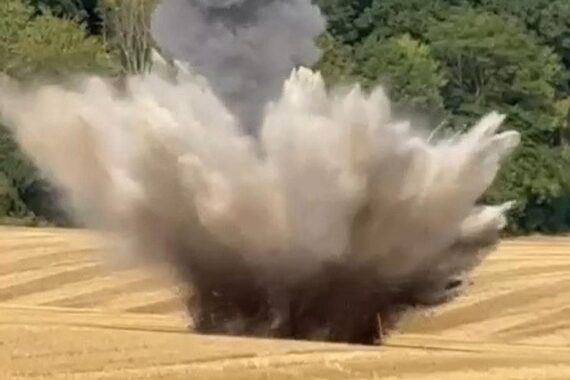 Feuerwehr sichert beschädigte Flugabwehrgranate, Einsatzkräfte im Einsatz, Sicherheit und Kontrolle gewährleistet.