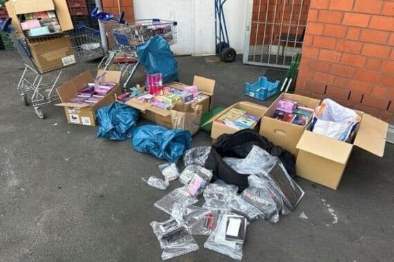 Sichergestellte Drogen, E-Zigaretten und Bargeld in einer Polizeiaktion gegen Drogenhandel.