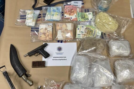 Polizei sichert Drogen, Geld und Waffen nach Razzia in Kasseler Kleingartenanlagen.