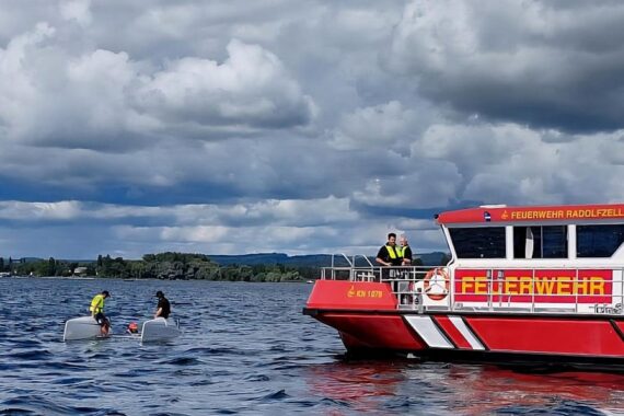 Feuerlöschboot rettet besetztes Katamaran auf dem Untersee, während Feuerwehr im Einsatz ist.