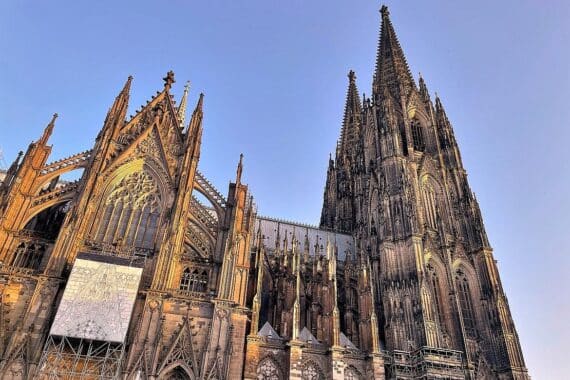 Kölner Dom mit Entwurf eines neuen breiten Radweges am Rheinufer, Radfahrer und Fußgänger.
