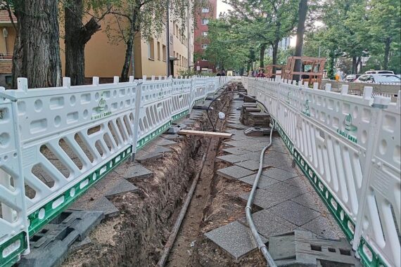 Aufgerissener Bürgersteig symbolisiert Herausforderungen kommunaler Infrastruktur bei der Umsetzung von Energiemanagement.