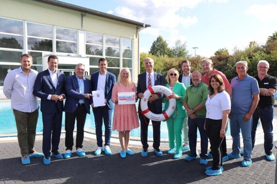Ein 50-Meter-Becken und Kinderbereich im Waldbad Obertshausen, unterstützt von der Landesregierung.