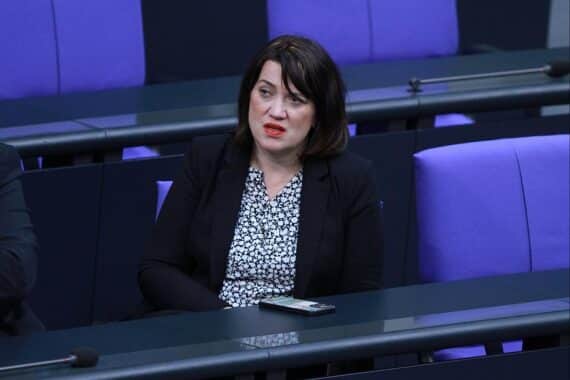 Jacqueline Bernhardt präsentiert Investitionen für barrierefreien Umbau von Frauenschutzhäusern in Mecklenburg-Vorpommern.