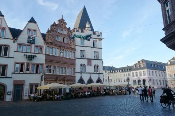Besucher der Landesausstellung in Trier mit Blumen, Erinnerungsstücken und historischem Ambiente.