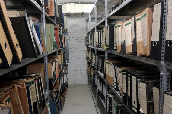 Aktenordner repräsentieren Bürokratieabbau und vereinfachte Verwaltungsprozesse in Rheinland-Pfalz.