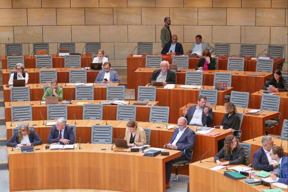 Politiker der SPD fordern Aufklärung zum Solinger Terroranschlag und kritisieren Regierungsblockade.