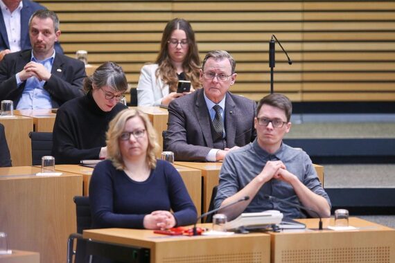 Thüringer Politiker diskutieren über Umwelt- und Gewässerschutzmaßnahmen in einer Landtagsitzung.
