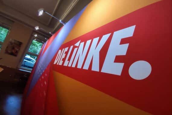 Logo der Linkspartei vor einer symbolischen Darstellung von kommunalen Investitionen in Thüringen.