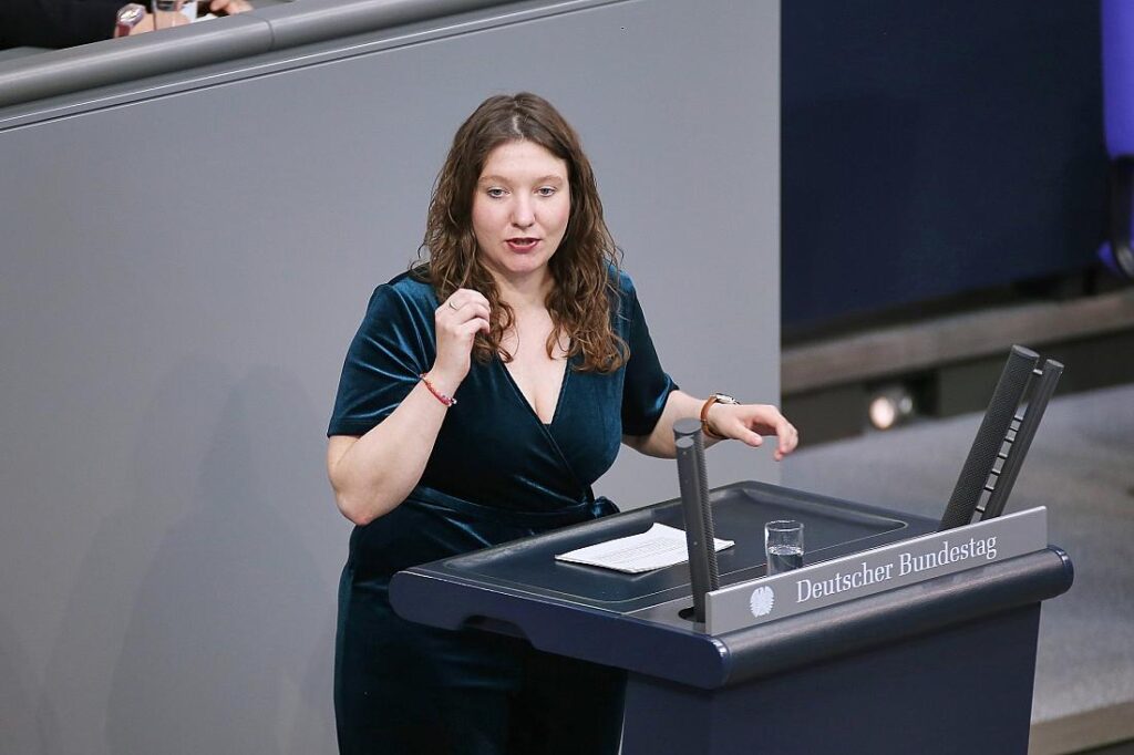 Linke kritisiert Merz-Äußerung zur Wehrpflicht für Frauen