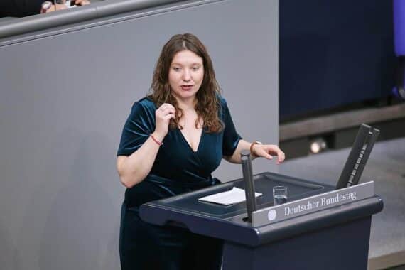 Desiree Becker spricht leidenschaftlich gegen weibliche Wehrpflicht, betont Gleichstellung und Selbstbestimmung.