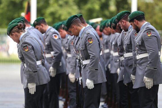 Proteste gegen Wehrdienst-Reform: Jugendliche und Freiheit, Bundeswehr-Soldaten im Hintergrund, kritische Position.