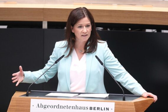 Bild von Katharina Günther-Wünsch, symbolisiert Misstrauen der Linksfraktion zur Bildungsverwaltung bezüglich Queerfeindlichkeit.