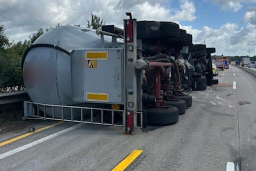 Lkw kippt auf A7 bei Egestorf