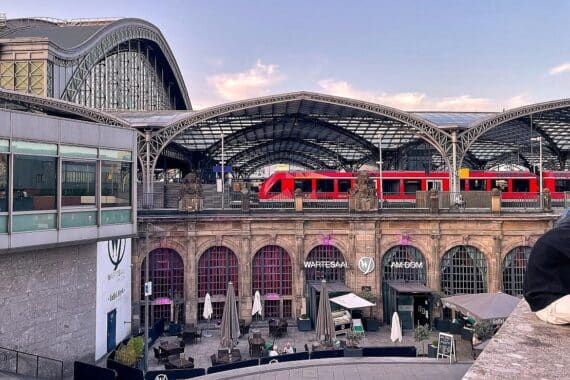 Einsatzkräfte der Bundespolizei am Kölner Hauptbahnhof, Axtverdächtiger festgenommen, Sicherheitslage erhöht.