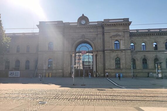 Festnahme eines Mannes am Magdeburger Hauptbahnhof wegen ausstehender Haftbefehle.