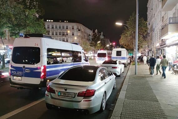 Polizei ermittelt nach Schüssen in Berlin: Verdächtiger festgenommen, mutmaßliche Tatwaffe gefunden.