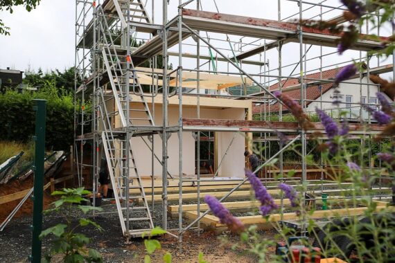 Moderne Holzmodulbauten für Grundschulen in Marburg, nachhaltig und raumschaffend.