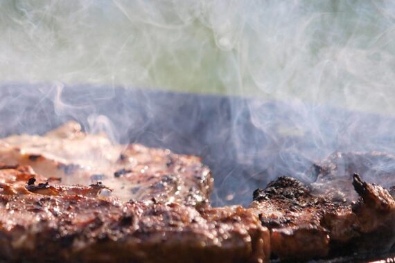 Grillverbot in Marburg: Verbotenes Steak auf einem Grill symbolisiert Gefahren durch Trockenheit.