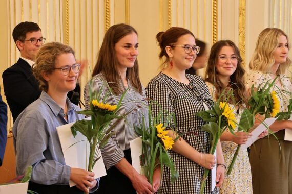 Zeugnisübergabe an Referendare, Bildungsministerin über neue Lehrkräfte in Mecklenburg-Vorpommern.