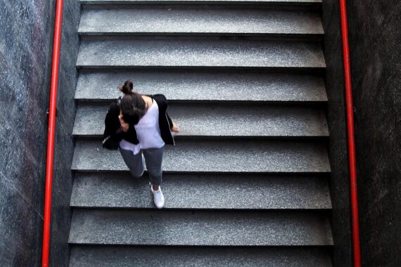 Frau telefoniert, symbolisiert alleinlebende Menschen in Sachsen-Anhalt, 23,4 Prozent der Bevölkerung.