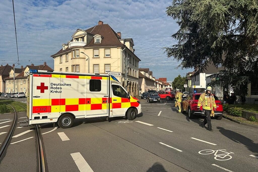 Mehrere Autos bei Unfall auf Mannheimer Straße in Weinheim kollidiert