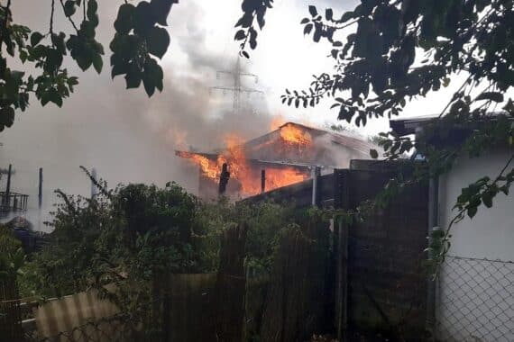 Rauchende Gartenlauben, Feuerwehr im Einsatz, Verkehrsbehinderungen durch Brand, keine Verletzten.