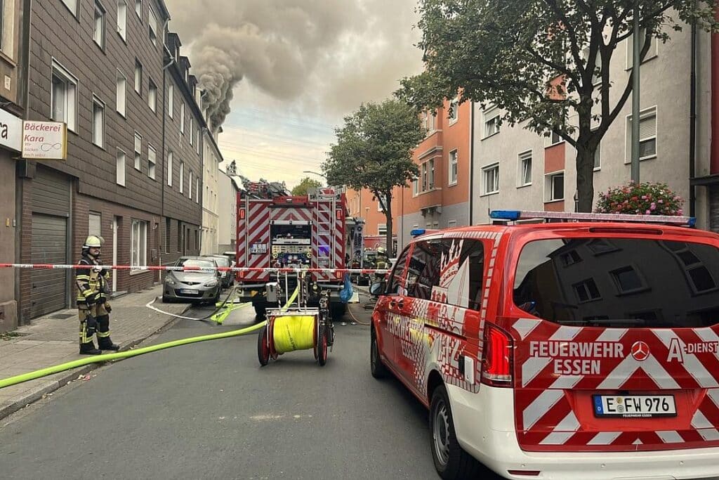 Menschen nach Kellerbrand in Essen-Altendorf über Drehleitern gerettet