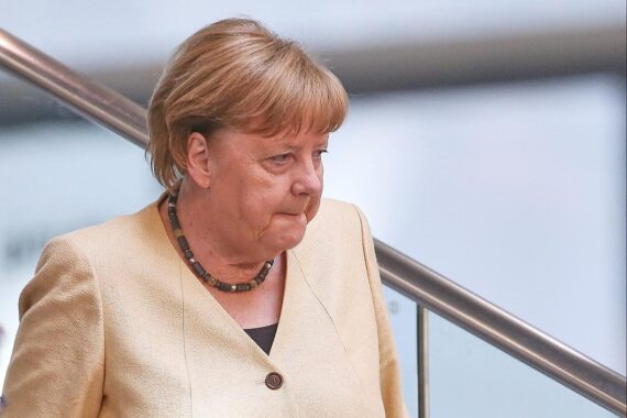 Angela Merkel eröffnet Ausstellung über vergessene Wissenschaftlerinnen im Forschungsministerium von Dorothee Bär.