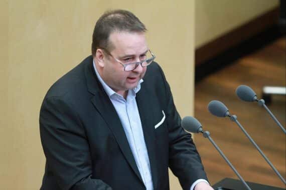 Magnus Jung im saarländischen Landtag, betont Frauenrechte und Fachkräftesicherungspolitik.