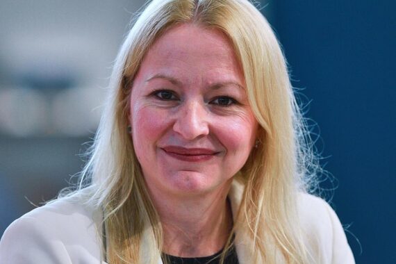 Christine Streichert-Clivot bei der Förderung der Freien Kunstschule Saarlouis für kulturelle Bildung.