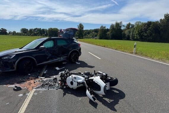 Motorradfahrer verunglückt tödlich bei Unfall auf Bundesstraße; Feuerwehr und Rettungsdienst im Einsatz.