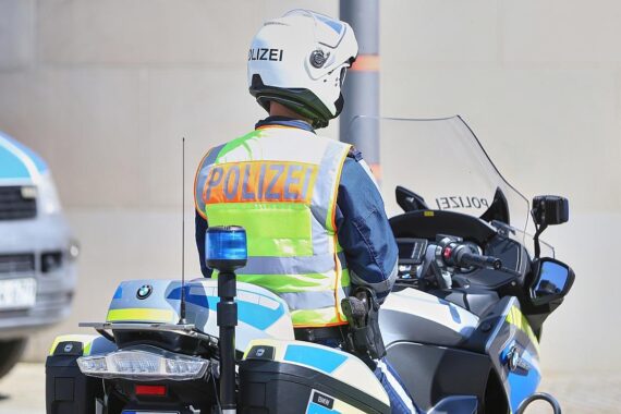 Motorrad-Polizist im Einsatz, symbolisiert Polizeiarbeit und Verbesserung der Anzeigeaufnahmeprozesse.