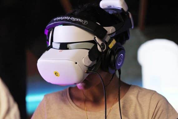 VR-Brille vor digitalem Kunstwerk, symbolisiert innovative Medienkunstprojekte in Nordrhein-Westfalen.