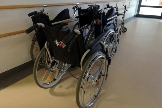 Rollstühle im Krankenhaus symbolisieren die Bedürfnisse von Menschen mit Beeinträchtigungen in NRW.