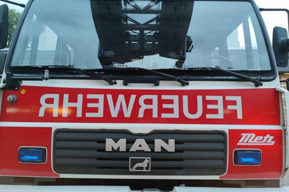 Einweihung des neuen Feuerwehrhauses mit Feuerwehrfahrzeug und aktiven Einsatzkräften in Dautphetal.