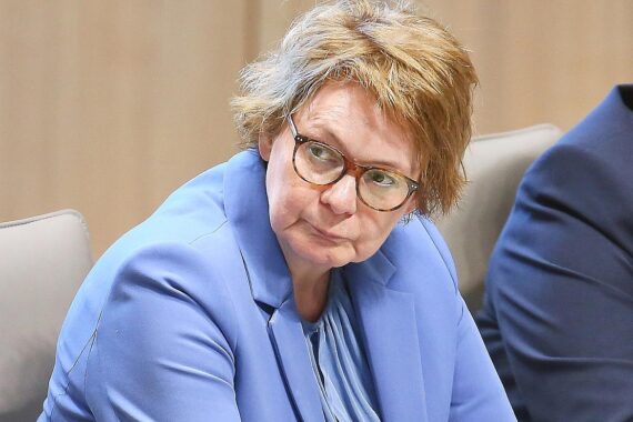 Daniela Behrens besichtigt digitale Unfallrekonstruktion bei Polizeidirektion Hannover, beeindruckt von Technik.