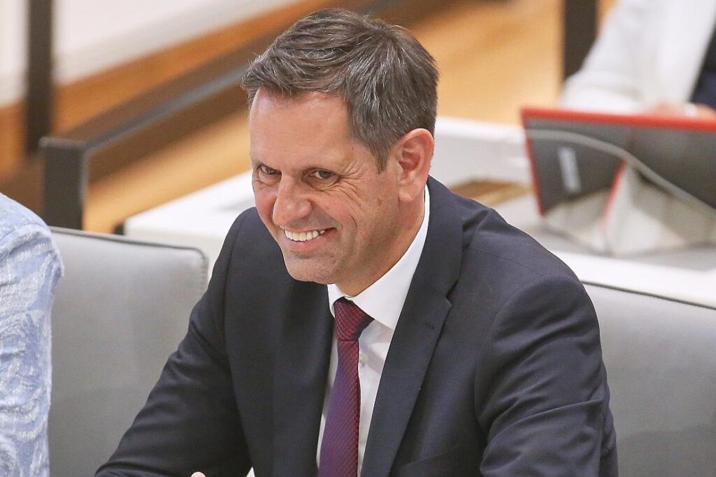 Niedersachsens Ministerpräsident und Kabinett tragen sich in Osnabrück ins Goldene Buch ein