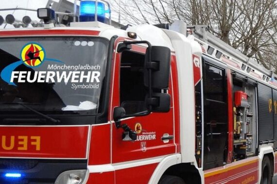 Wassereinbruch im Keller, Feuerwehr pumpt ab und errichtet Abdichtungen. Einsatzkräfte vor Ort.