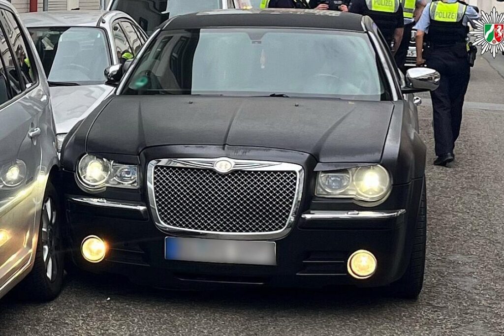 Oberhausener flüchtet nach Rotlichtverstoß und verursacht Unfall