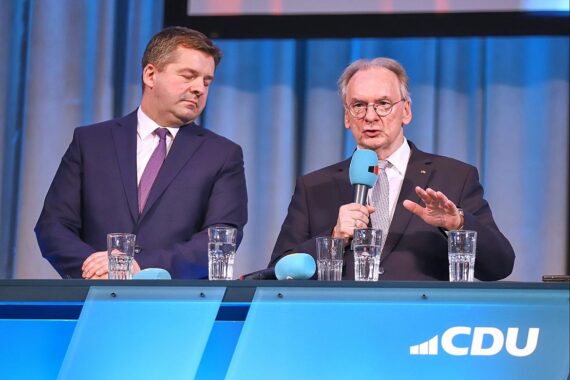 Sven Schulze und Reiner Haseloff beim Parteitag zur Landtagswahl 2026 in Sachsen-Anhalt.